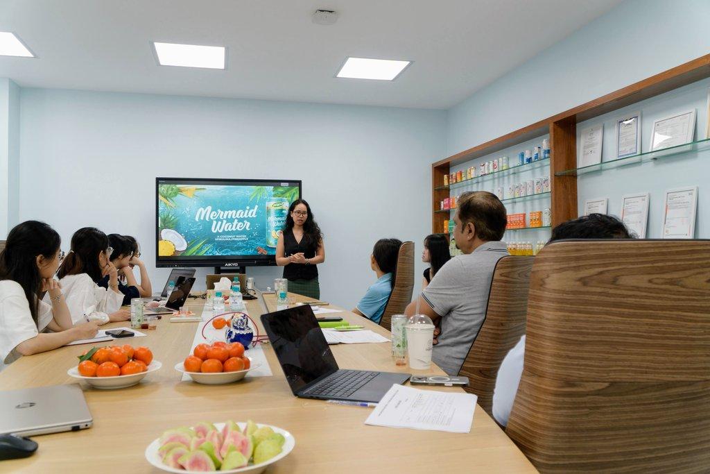 Chị Scarlet thuyết trình