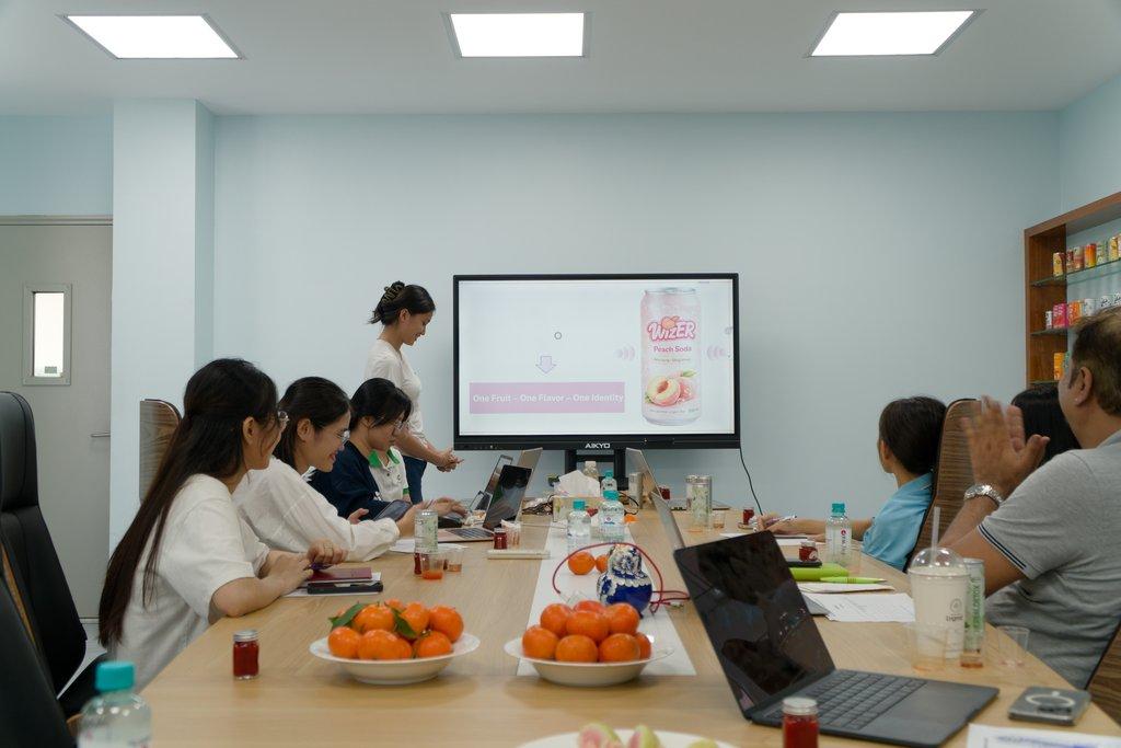 Team Hai chị iem thuyết trình