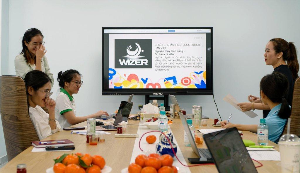 Chị Lệ Hà thuyết trình