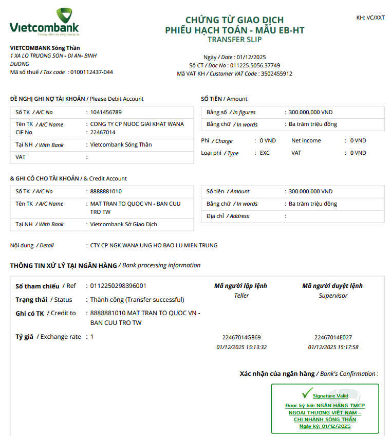 Đại diện công ty Wana trao tiền ủng hộ miền Trung